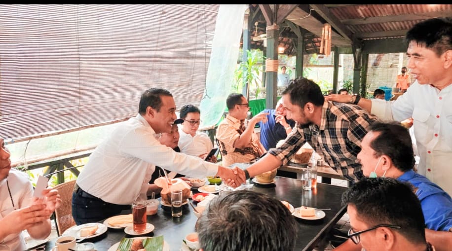MAKAN SIANG SANTAI. Ketua Umum IKA Unhas Dr Amran Sulaiman berdiskusi ringan dengan alumni di Restoran Pulau Dua, Senayan, Jakarta.