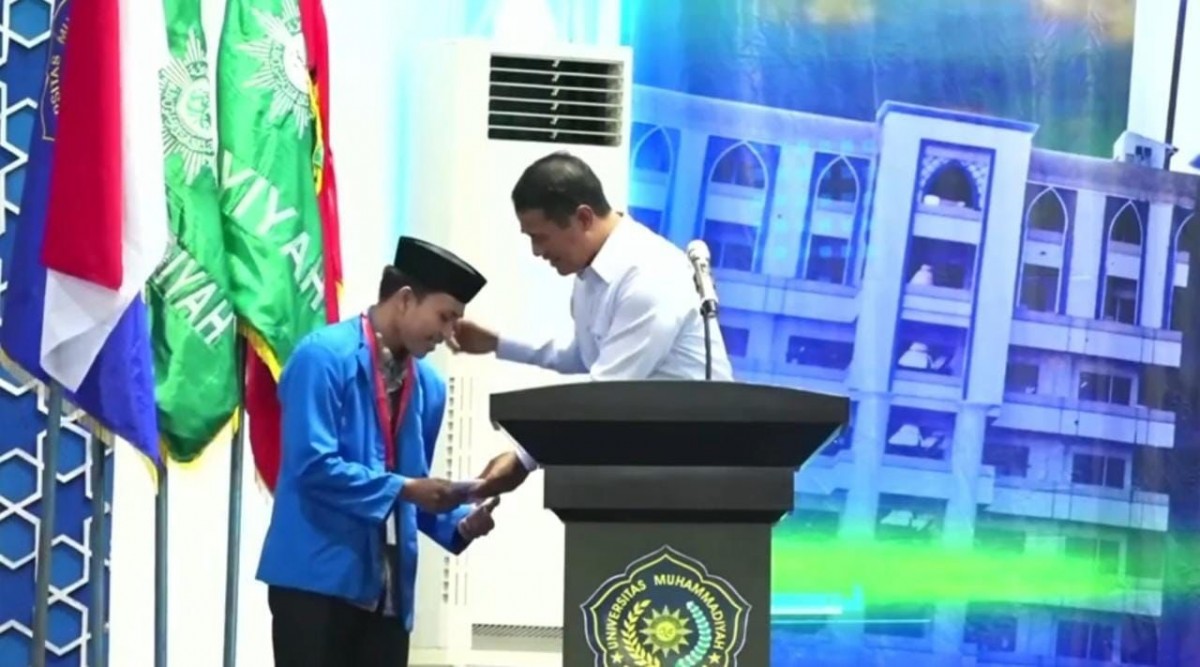Andi Amran Sulaiman memberikan beasiswa bagi mahasiswa Kuliah Kerja Nyata (KKN) Muhammadiyah-Aisyiyah yang mampu menghafal Al Quran 30 juz
