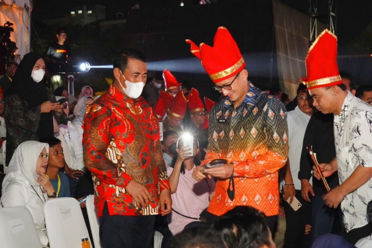 Ketua umum Pengurus Pusat IKA Unhas Dr Andi Amran Sulaiman berbincang dengan Menparekraf Sandiaga Salahuddin Uno tentang badik sesaat setelah Menparekraf menerima hadiah badik dari Pemkot Makassar.