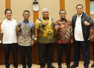 Gubernur Sulsel Andi Sudirman Sulaiman (kedua dari kanan) bersama Gubernur Sultra Ali Mazi, (tengah) dan Gubernur Sulteng Rusdy Mastura (kedua dari kiri).