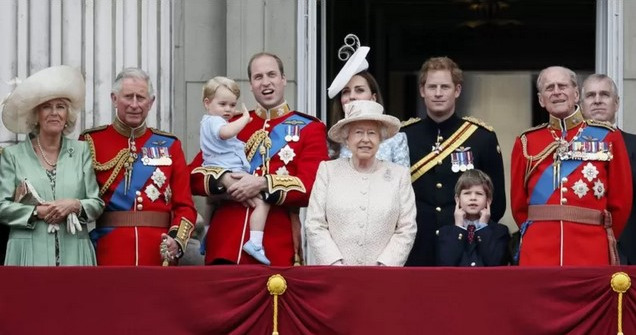 Ratu bersama keluarga penerus takhta kerajaan Inggris saat merayakan ulang tahun ke-89 Ratu Elizabeth II tahun 2015