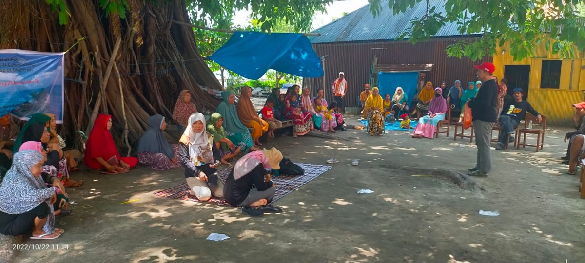 Kegiatan penyuluhan tentang pengelolaan cemaran sampah plastik di Pulau Samatellu Borong, Kabupaten Pangkep.