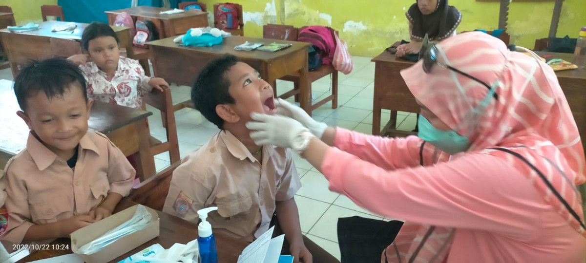 Pemeriksaan gigi sekitar 50 murid SD di Pulau Samatellu Borong, Kabupaten Pangkep.