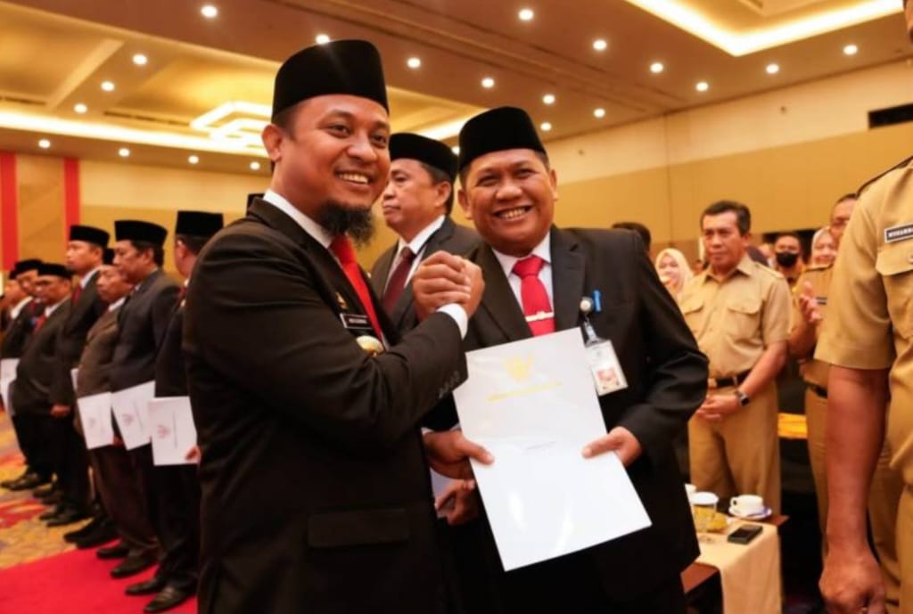 Gubernur Andi Sudirman Sulaiman (ASS) salam komando dengan seorang pejabat yang baru dilantik. FOTO: Ist