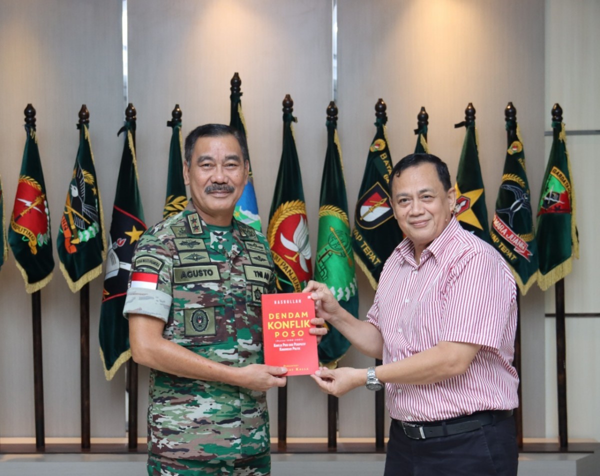 Penggagas sekaligus tim pengembang KKN Kebangsaan Dr. Hasrullah dari Unhas, menyerahkan buku karyanya kepada Pangdam XII/Tanjungpura.