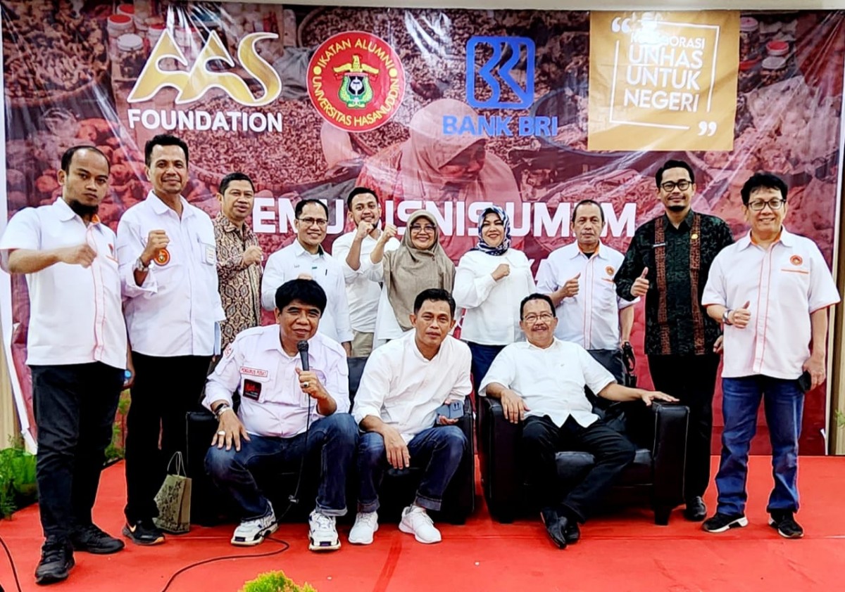 Panitia dan Tim Busimess Matching foto bersama dengan Sekretaris Dinas Perdagangan Sulsel, Indrajaya dan Sekretaris Dinas Koperasi. FOTO: Ist