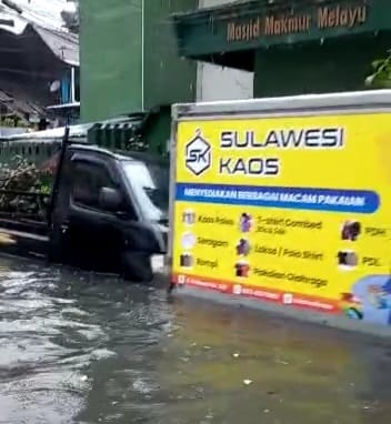 Banjir Jl. Sulawesi, Makassar, Senin (13/02/23) siang. FOTO: Ist