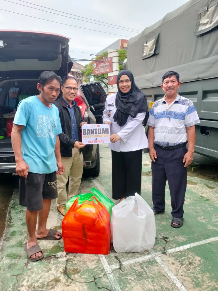 Lurah Pandang Kecamatan Panakukang, Nurul Oktaviani Putri mewakili warga menerima bantuan yang diserahkan Husba Phada dari PP IKA UNHAS, Rabu (15/02/23). FOTO: Ist