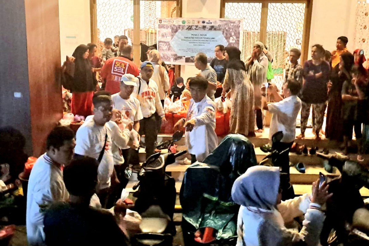Hingga larut Tim Bantuan Kemanusiaan AAS Foundation-IKA UNHAS berada di lokasi penyaluran, Selasa (14/02/23) FOTO: Ist