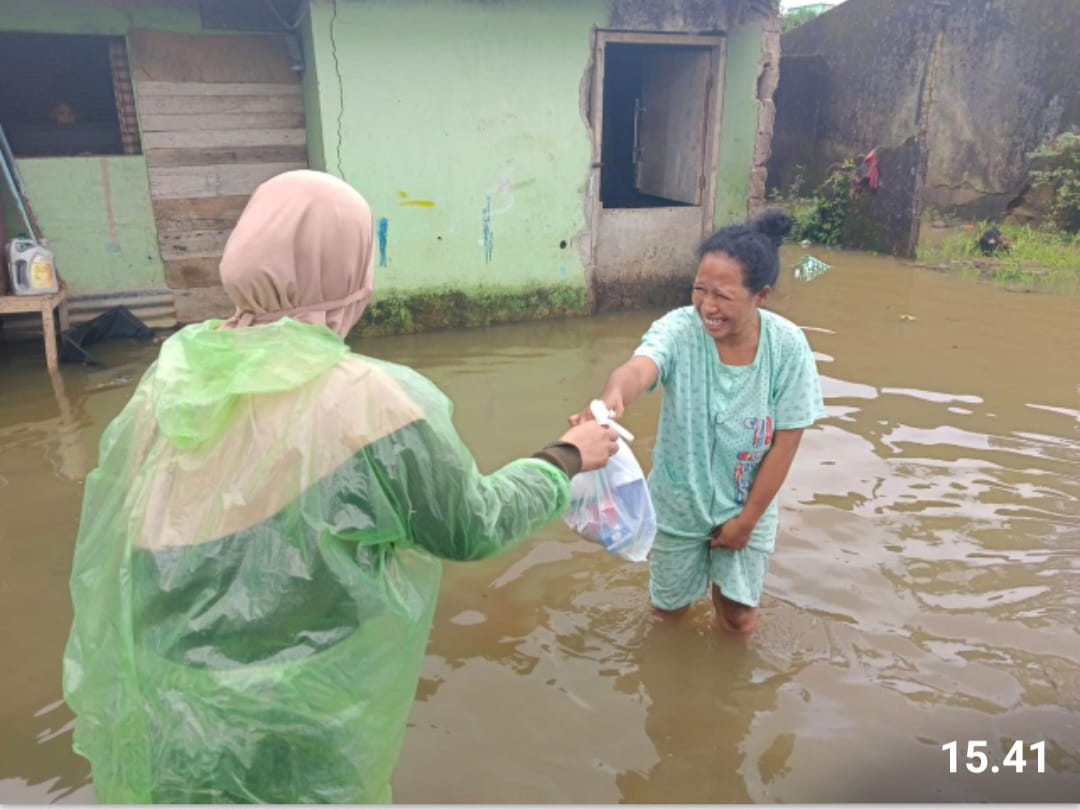 Tim Bantuan Kemanusiaan AAS Foundation-IKA UNHAS menyalurkan bantuan dalam kondisi banjir dan hujan. FOTO: Ist