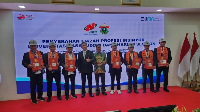 Foto Bersama Wisudawan PT Nindya Karya dengan Ketua Umum PII dan Dekan Teknik Unhas