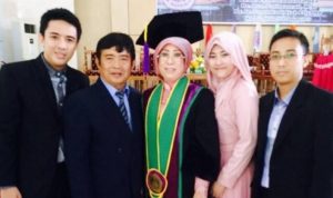Prof.Fatimawali (tengah) didampingi suami dan ketiga anaknya saat pengukuhan guru besar FK Unsrat Manado April 2015. Foto: dok.pribadi