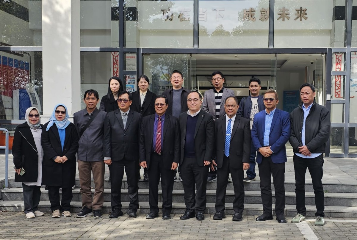 Delegasi Fakultas Teknik Unhas berfoto bersama di depan SHU Cina