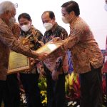 Direktur PT Indah Karya M.Sapri Pamulu Menerima Penghargaan dari Menteri PUPR