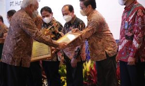 Direktur PT Indah Karya M.Sapri Pamulu Menerima Penghargaan dari Menteri PUPR