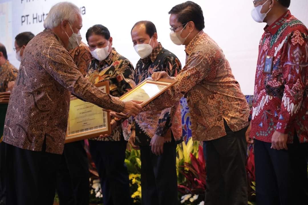 Direktur PT Indah Karya M.Sapri Pamulu Menerima Penghargaan dari Menteri PUPR