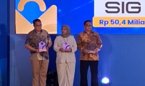 Vice President Procurement EPC dan Investasi PT Nindya Karya menerima penghargaan dari PadiUMKM mewakili PT Nindya Karya