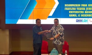 Penyerahan Plakat dari Kadep Teknik Mesin Unhas kepada Narasumber Kuliah Tamu