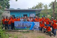 Para peserta reuni yang merupakan alumni Fakultas Teknik Universitas Hasanuddin (Unhas) angkatan 1987 melakukan penanaman pohon di kawasan lereng Gunung Merapi (Fahmi Fahriza)
