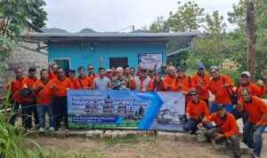 Para peserta reuni yang merupakan alumni Fakultas Teknik Universitas Hasanuddin (Unhas) angkatan 1987 melakukan penanaman pohon di kawasan lereng Gunung Merapi (Fahmi Fahriza)
