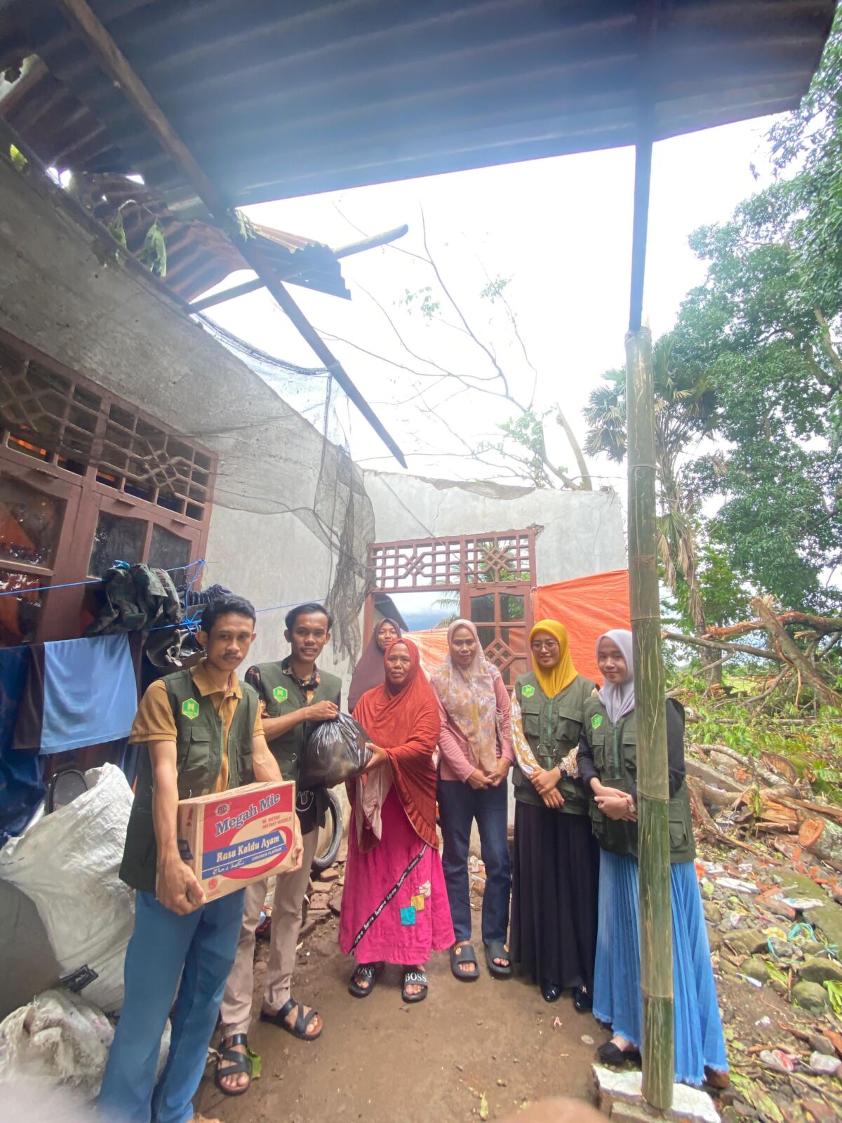 Penyaluran bantuan kepada istri Dg. Sila yang merupakan warga terdampak