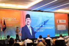 Kepala PPN/Bappenas Prof. Dr. Ir. Rachmat Pambudy dalam seminar Outlook Persatuan Insinyur Indonesia.