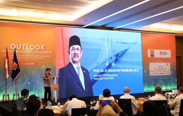 Kepala PPN/Bappenas Prof. Dr. Ir. Rachmat Pambudy dalam seminar Outlook Persatuan Insinyur Indonesia.