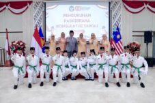 Konsul RI Aris Heru Utomo Kukuhkan Paskibraka Konsulat RI Tawau 2025