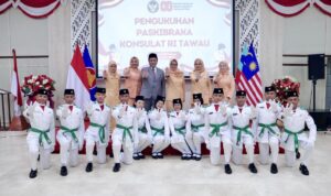 Konsul RI Aris Heru Utomo Kukuhkan Paskibraka Konsulat RI Tawau 2025