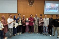 M. Dahlan Abubakar menyerahkan buku “Apa dan Siapa Kru ‘Identitas’” setebal 711 halaman—ditulis bersama Nur Ainun Afiah—kepada Rektor Unhas. Buku ini diterbitkan bertepatan dengan peringatan 50 tahun media kampus tersebut.