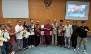 M. Dahlan Abubakar menyerahkan buku “Apa dan Siapa Kru ‘Identitas’” setebal 711 halaman—ditulis bersama Nur Ainun Afiah—kepada Rektor Unhas. Buku ini diterbitkan bertepatan dengan peringatan 50 tahun media kampus tersebut.