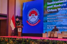 Laksda TNI Dr. Ir. Abdul Rivai Ras, M.M., M.S., M.Si., IPU menyajikan materi (Foto Iwan Massinai)