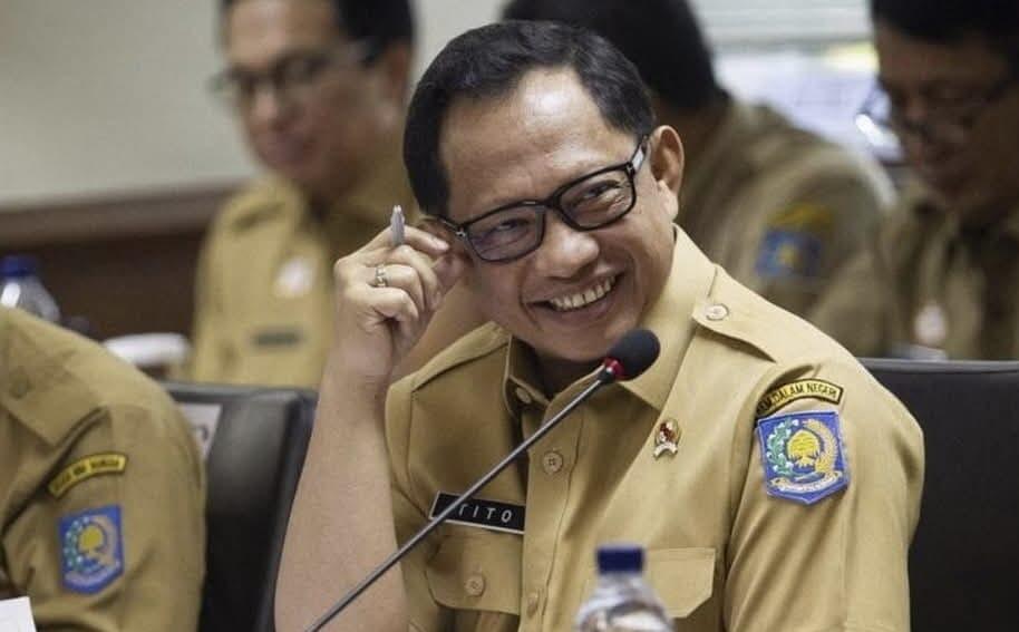 Dadam qizining trusigiga qaraydi