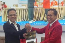 Dekan Fakultas Teknik Unhas Prof Muh Isran Ramli menyerahkan nama-nama lulusan kepada Ketua Harian Ikatek Unhas Ir Anwar Mattawappe pada acara pelepasan 615 Lulusan FT Unhas pada Wisuda Juni 2026 di Kampus Teknik Unhas Gowa, Minggu (21.6.2026). (Dok FT Unhas)