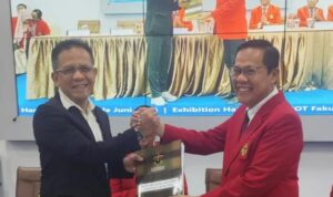 Dekan Fakultas Teknik Unhas Prof Muh Isran Ramli menyerahkan nama-nama lulusan kepada Ketua Harian Ikatek Unhas Ir Anwar Mattawappe pada acara pelepasan 615 Lulusan FT Unhas pada Wisuda Juni 2026 di Kampus Teknik Unhas Gowa, Minggu (21.6.2026). (Dok FT Unhas)