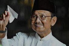 Prof.DR.BJ Habibie (sumber foto : https://alumni.itb.ac.id/bacharuddin-jusuf-habibie/)