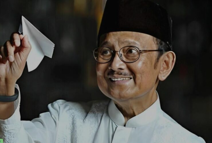 Prof.DR.BJ Habibie (sumber foto : https://alumni.itb.ac.id/bacharuddin-jusuf-habibie/)