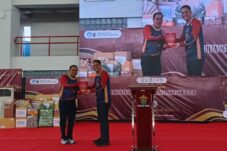 Penghargaan kepada Dirut Nindya Karya oleh Dekan FT Unhas
