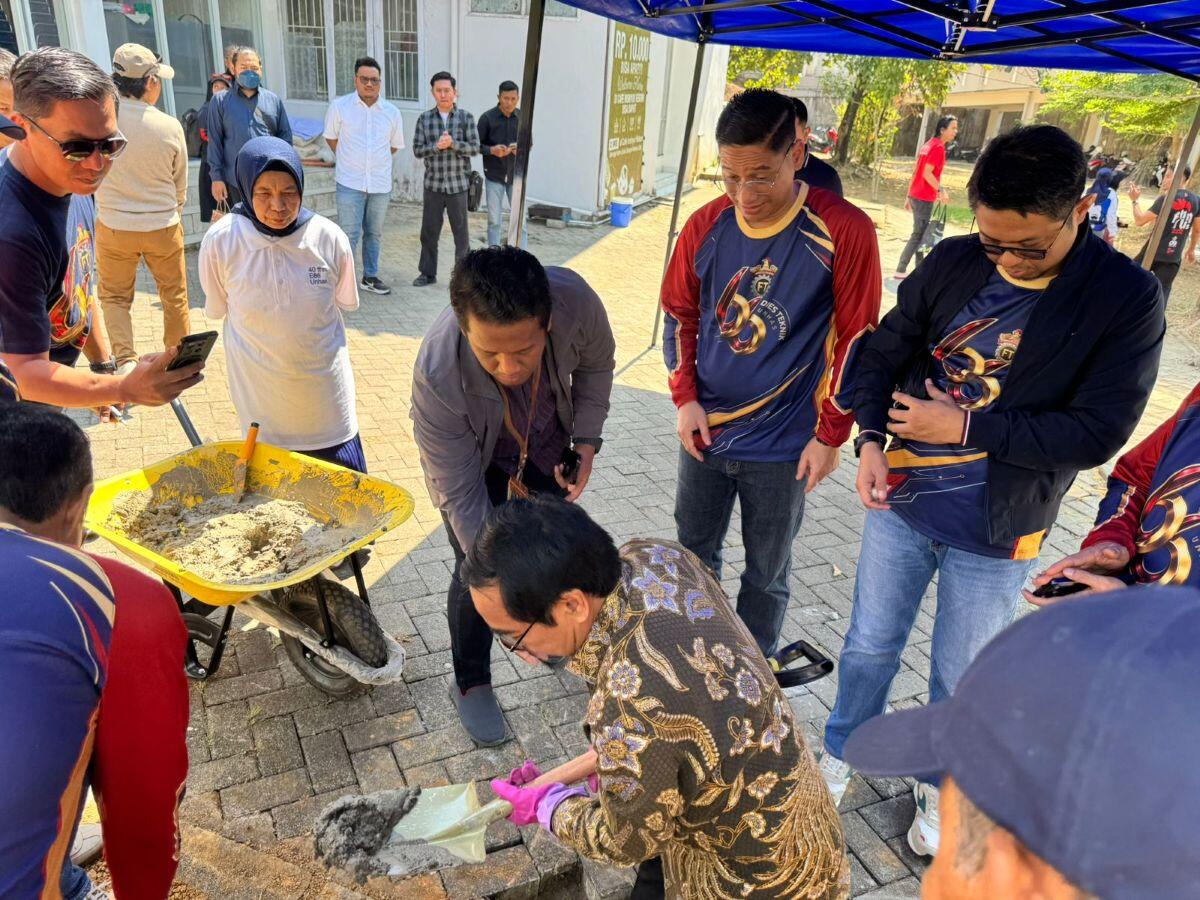Rektor Unhas melakukan peletakan batu pertama pembangunan Nindya Corner