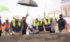 Direktur Utama PT. Semen Tonasa, Anis memasang dinding perrumahan yang dibangun menggunakan bata interlock presisi (BIP) di Maros, Sabtu (3/10/2026). Foto: Humas Semen Tonasa